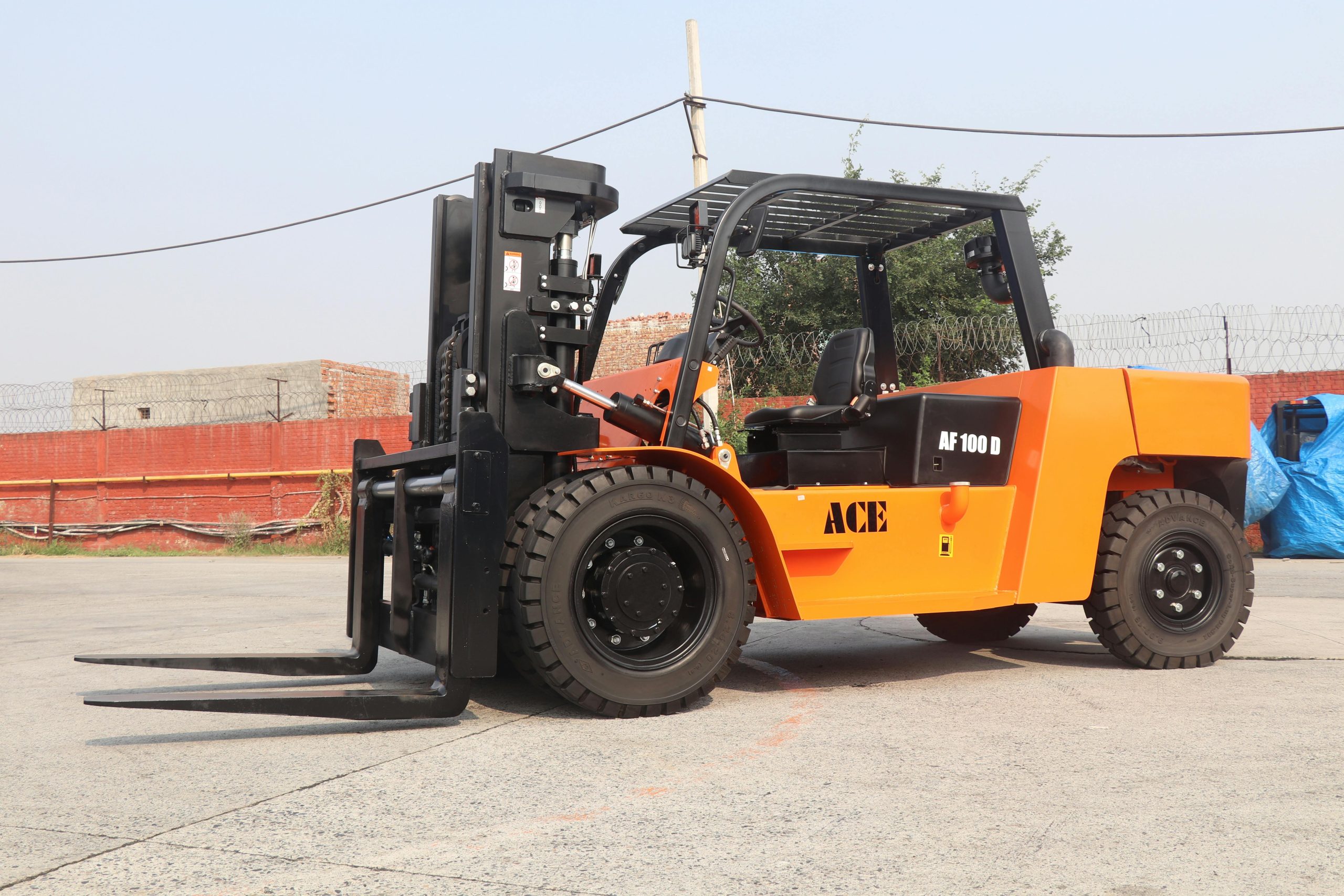 Image of an ACE AF 100D forklift in an outdoor industrial area in India.